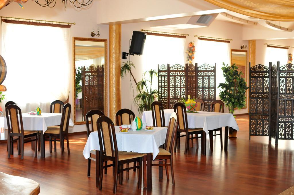 Hotel Restauracja Lorenzo Stopnica Ngoại thất bức ảnh